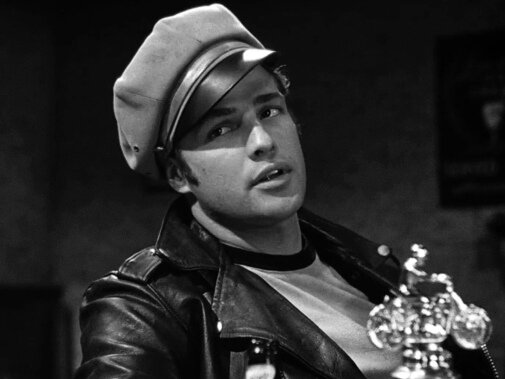 مارلون براندو، بازیگر مشهور هالیوود، در اظهاراتی جنجالی بیان کرد که اگر اندکی شجاعت داشت، زندگی‌اش را پایان می‌داد. وی همچنین به انتقاد از حرفه بازیگری پرداخت و گفت که هیچ شغلی بی‌معنا‌تر از آن وجود ندارد. براندو در ادامه به نفرت شدید خود از تبعیض نژادی اشاره کرد و این موضوع را یکی از مسائل مهم اجتماعی دانست.