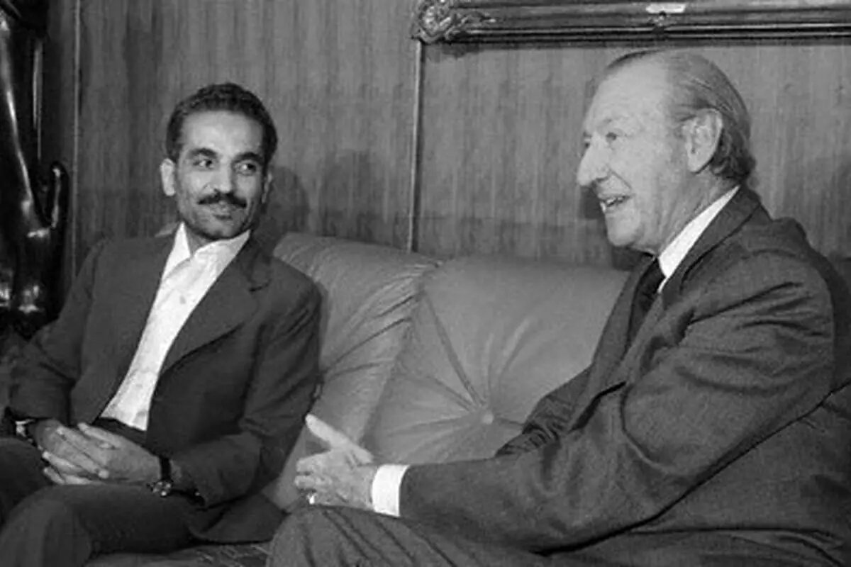 عکس: محمدعلی رجایی در سال ۱۳۵۹ در حال بازدید از جبهه‌ها.