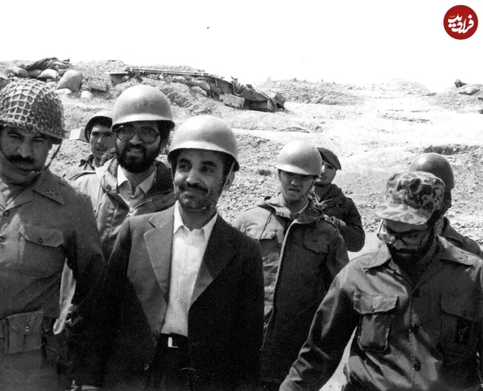 عکس/ محمدعلی رجایی در حال بازدید از جبهه‌؛ سال ۱۳۵۹