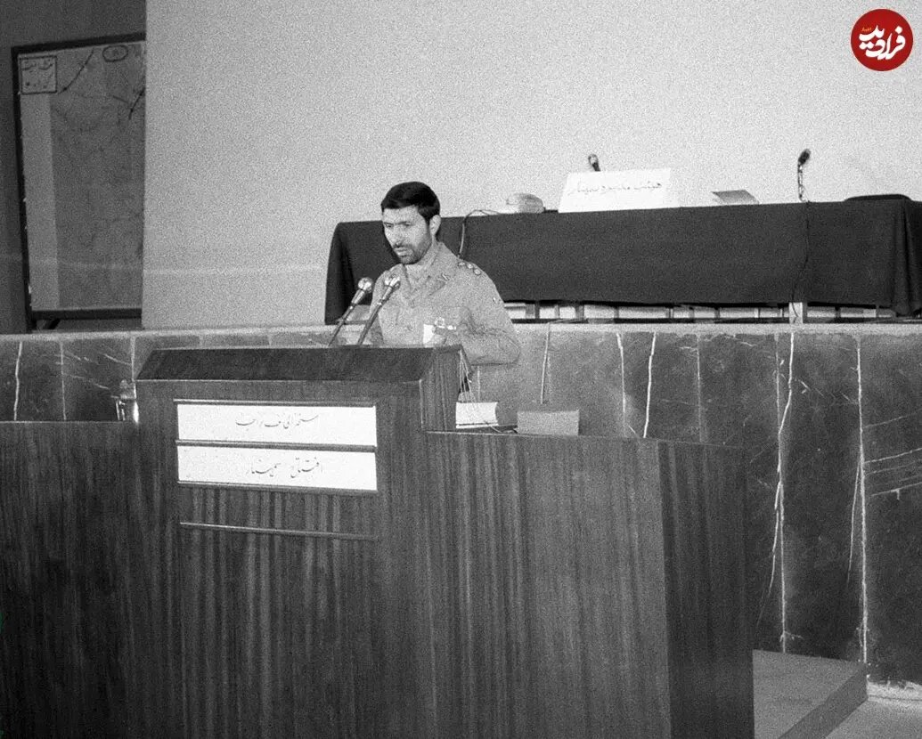 عکس/ سرلشکر صیاد شیرازی در حال سخنرانی برای فرماندهان ارتش؛ دهه ۶۰