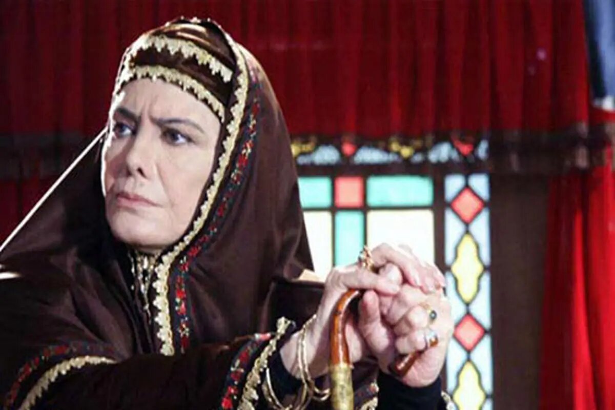 در سال 1353، فخری خوروش در سن 45 سالگی در کنار جمشید مشایخی دیده شد. تصویری از این لحظه به یادگار مانده است.