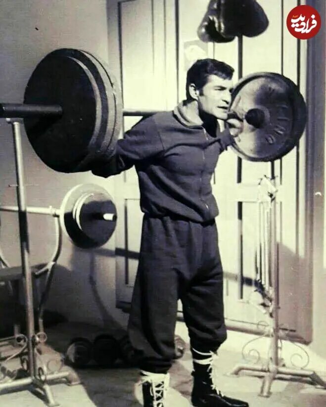 عکس/ بیک ایمانوردی در حال تمرین با هالتر در خانه؛ دهه ۴۰