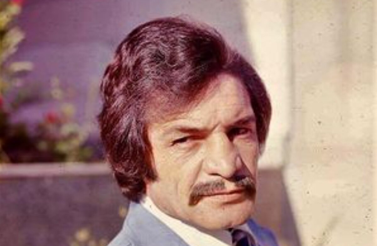 تصویر: بیک ایمانوردی مشغول تمرین با هالتر در منزل؛ در دوران دهه ۴۰.