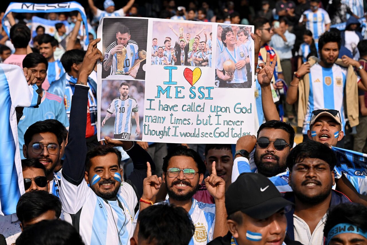 عکس | لیونل مسی! آرزوی من لمس کردن تو است!