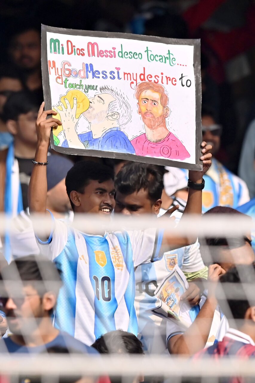 عکس | لیونل مسی! آرزوی من لمس کردن تو است!