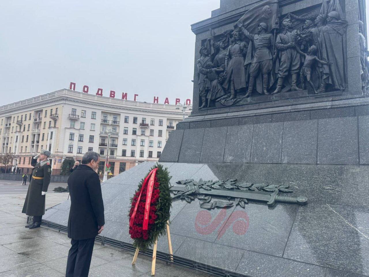 عراقچی با لوکاشنکو دیدار کرد / اهدای تاج گل به کشته شدگان جنگ+ تصاویر