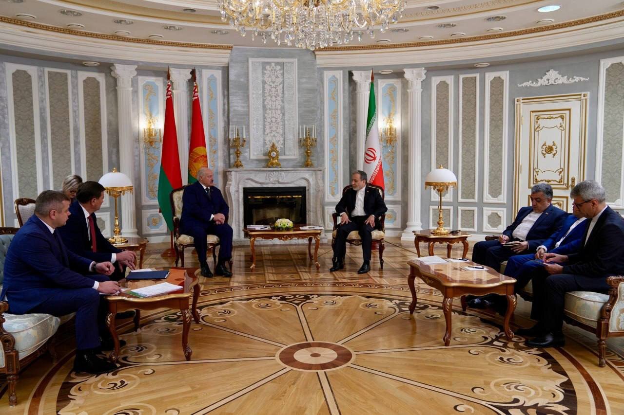 عراقچی با لوکاشنکو دیدار کرد /  اهدای تاج گل به کشته شدگان جنگ+ تصاویر