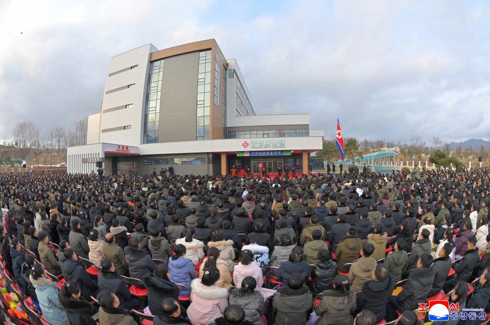 تلفن هوشمند ۱۳۰۰ دلاری در سرزمین حقوق‌های ۳ دلاری؛ خواهر رهبر کره شمالی با گوشی تاشوی خارجی دیده شد+تصاویر