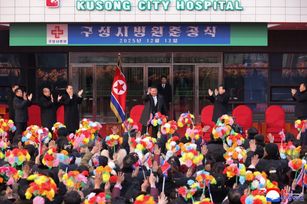 تلفن هوشمند ۱۳۰۰ دلاری در سرزمین حقوق‌های ۳ دلاری؛ خواهر رهبر کره شمالی با گوشی تاشوی خارجی دیده شد+تصاویر