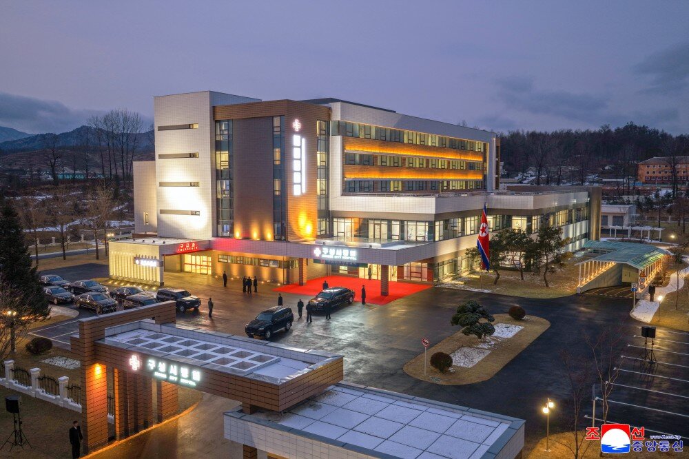 تلفن هوشمند ۱۳۰۰ دلاری در سرزمین حقوقهای ۳ دلاری؛ خواهر رهبر کره شمالی با گوشی تاشوی خارجی دیده شد+تصاویر