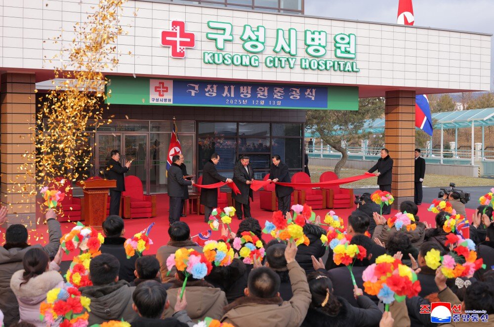 تلفن هوشمند ۱۳۰۰ دلاری در سرزمین حقوقهای ۳ دلاری؛ خواهر رهبر کره شمالی با گوشی تاشوی خارجی دیده شد+تصاویر