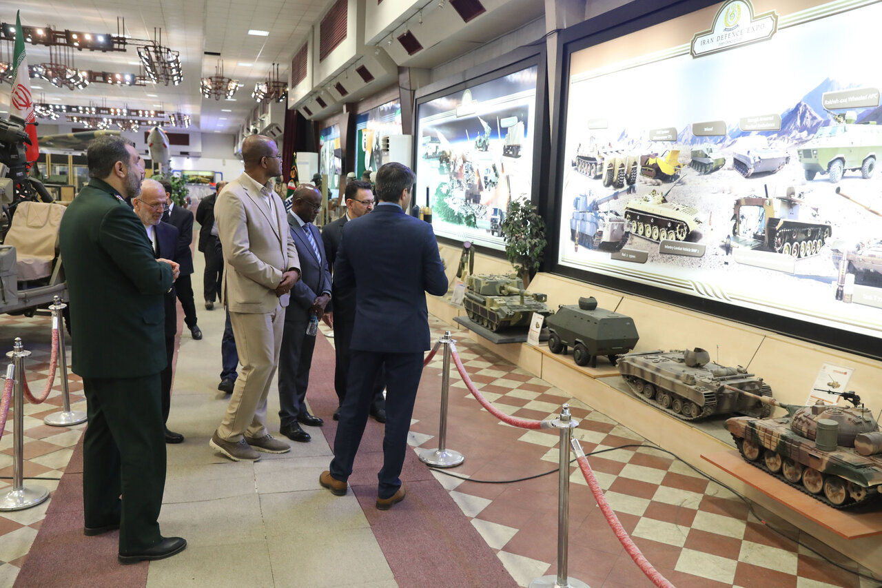 تصویر دیدنی از بازدید هیأتی از اتیوپی از نمایشگاه صنایع دفاعی ایرانی + عکس - خبرآنلاین