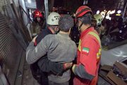 ببینید | لحظه نجات ساکنان ساختمان سه‌طبقه فروریخته در یافت‌آباد توسط آتش‌نشانی
