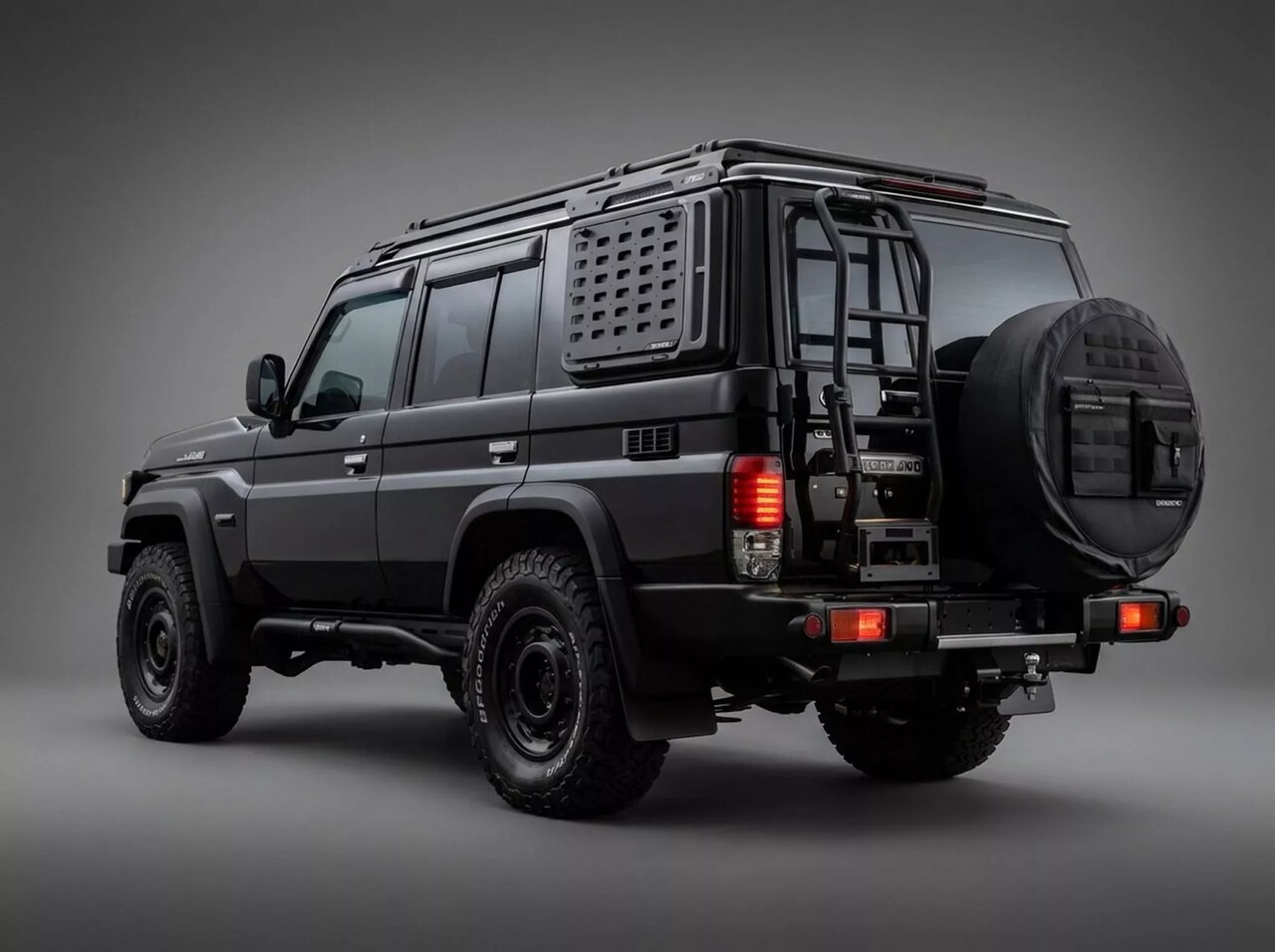 لندکروزر با لباس لاکچری وارد میدان شد / عکس