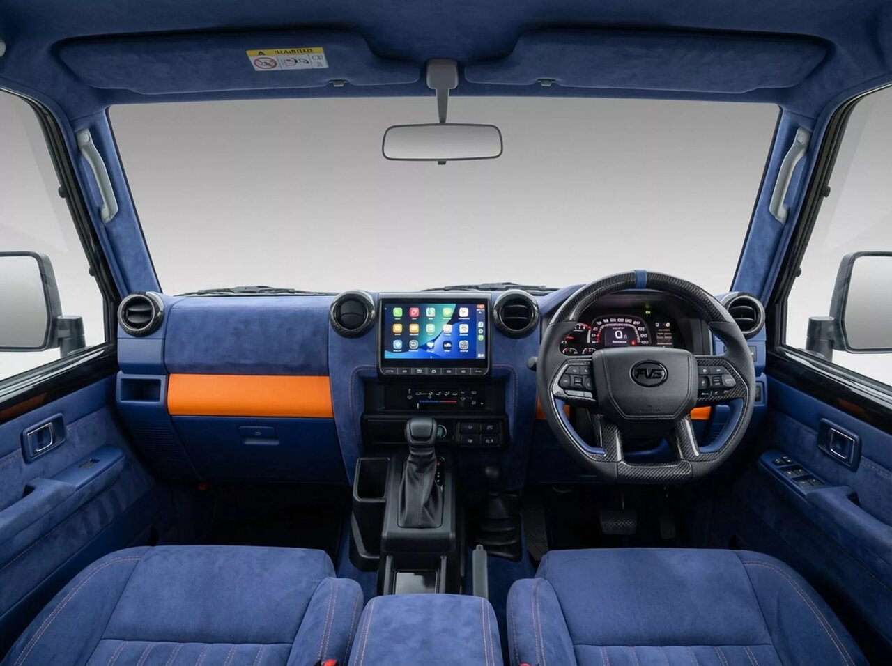 لندکروزر با لباس لاکچری وارد میدان شد / عکس