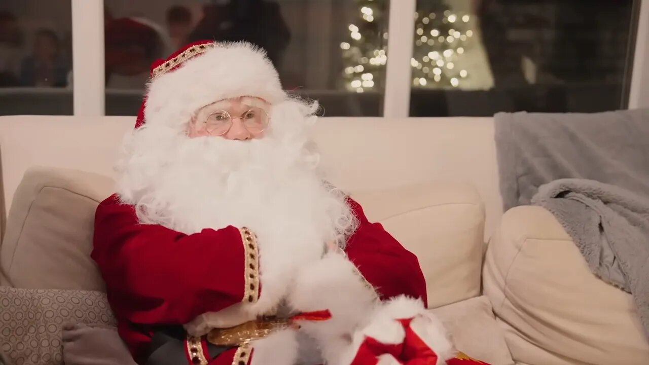 عکس | ارلینگ هالند بابانوئل شد؛ سورپرایز بامزه بچهغول برای کودکان انگلیس