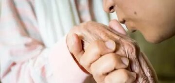 بوسیدن پدر و مادر یعنی بوسیدن آستانه بهشت