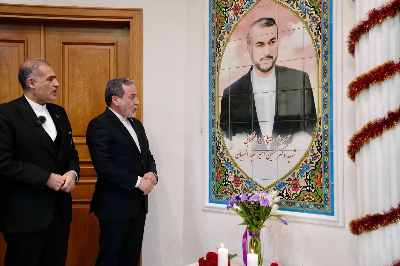 نماد یادبود شهید امیرعبداللهیان در مسکو رونمایی شد / عکس