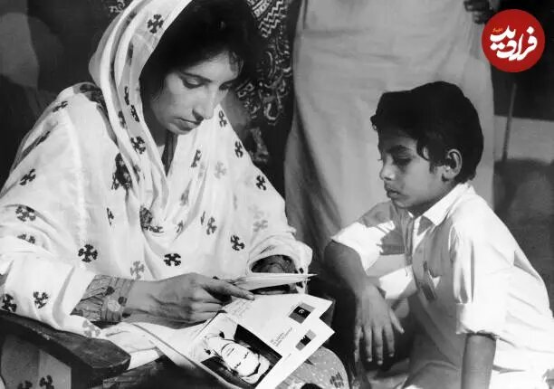 عکس/«بی نظیر بوتو» در کنار پسر یکی از فعالان حزب مردم پاکستان؛ سال ۱۳۶۵