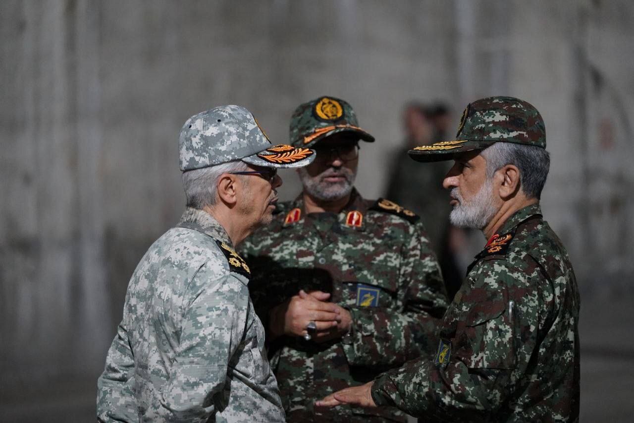 عکسی از شهیدان باقری در یک شهر موشکی/ شهید حاجی زاده هم بود