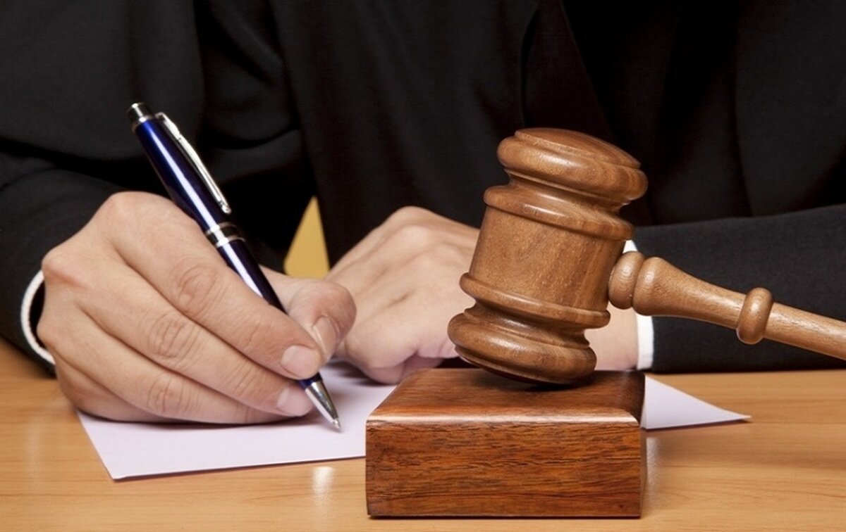 حکم ۱۴ ماه حبس برای یک روزنامه‌نگار صادر شد.