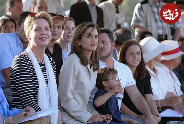 عکس/ رانیا، ملکه اردن و خانواده سلطنتی در حال تماشای بازیهای پانعرب در امان؛ سال ۱۳۷۸