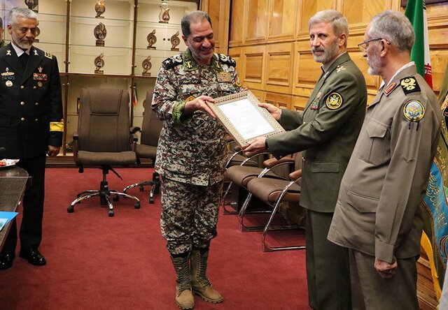 رهبر انقلاب ۲ حکم جدید صادر کردند/  امیر سرتیپ خلبان بهمن بهمرد و امیر الهامی چه سمت هایی گرفتند؟