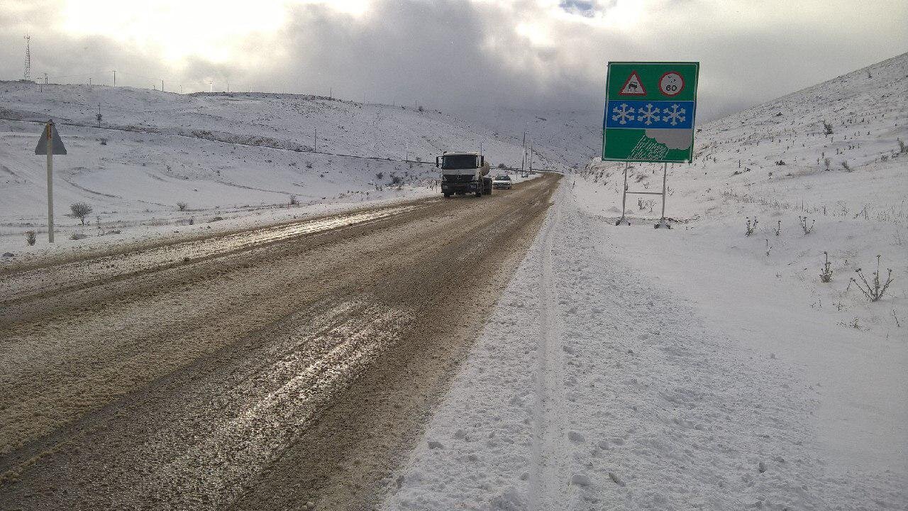 هشدار راهداری به رانندگان درباره هشت گردنه برفی در خراسان شمالی

مدیران راهداری استان خراسان شمالی به رانندگان درباره وجود هشت گردنه برفگیر در این منطقه هشدار داده‌اند. این گردنه‌ها به علت بارش سنگین برف و کاهش دید، می‌توانند خطراتی را برای عبور و مرور وسایل نقلیه به همراه داشته باشند. رانندگان urged to exercise caution و توجه به شرایط نامساعد جوی هنگام سفر در این مسیرها هستند.