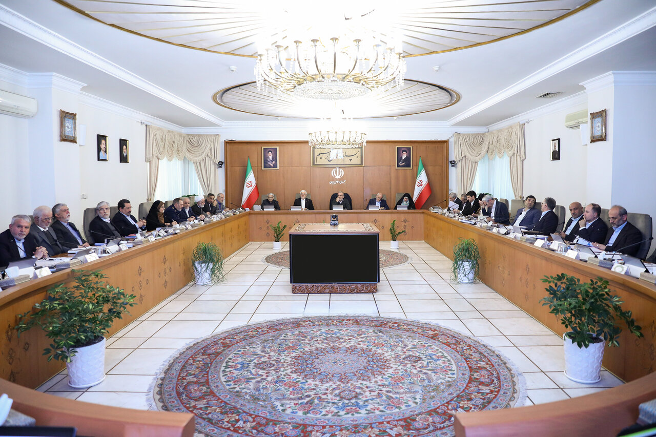 جبلی در خصوص طرح جدید صیانت مجلس توضیحاتی ارائه داد. همچنین حضرتی اعلام کرد که مجاز به بیان زمان رفع فیلتر نیست. در همین راستا، میدری به شایعات غیررسمی درباره استعفای خود واکنش نشان داد.