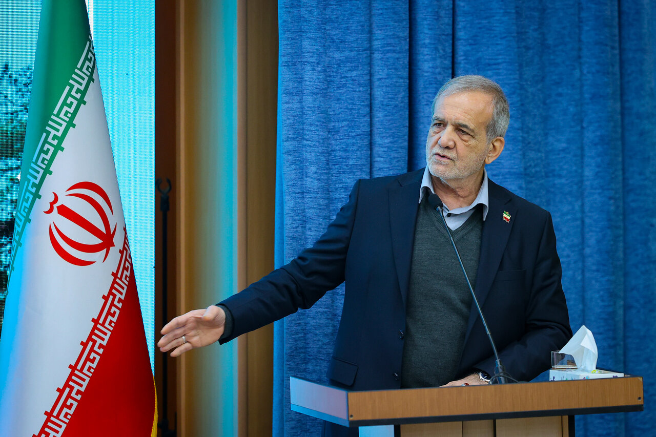 ببینید | کنایه پزشکیان به نمایندگان مجلس: وایستا کنار و هی بگو لنگش کن!