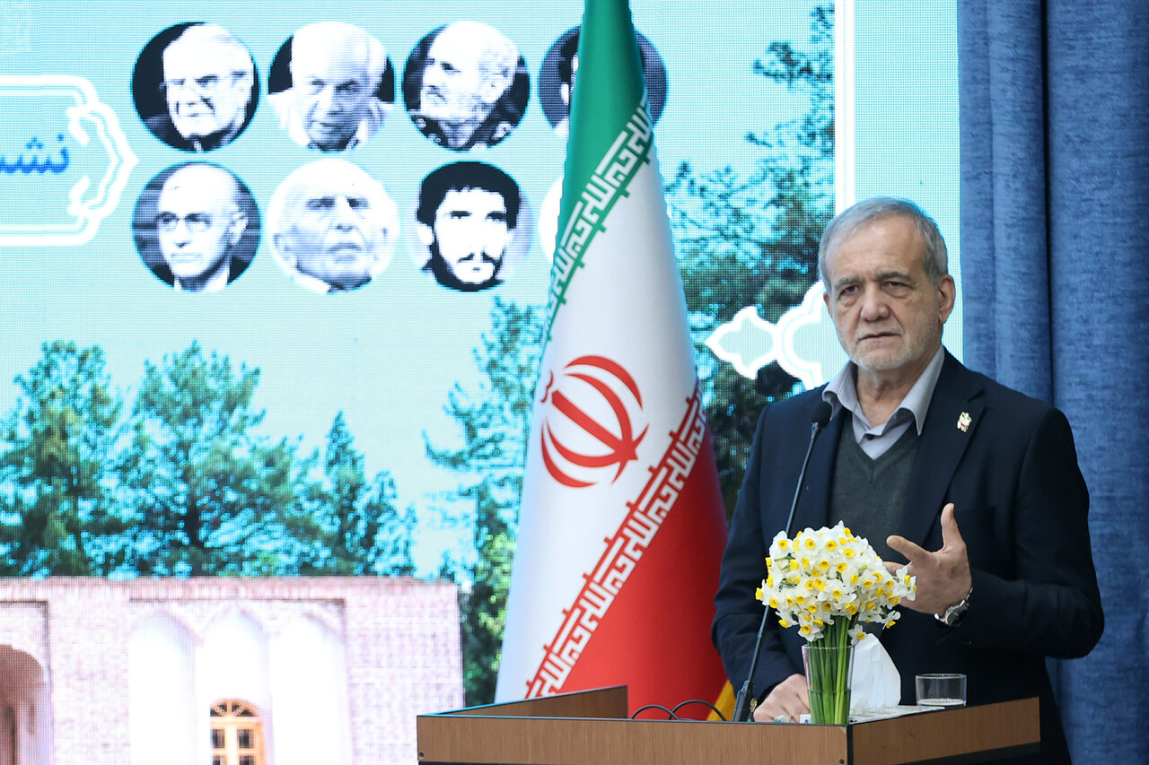 آلرژی آقای رئیس جمهور به گلهای نرگس / حواشی سفر پزشکیان به بیرجند + تصاویر