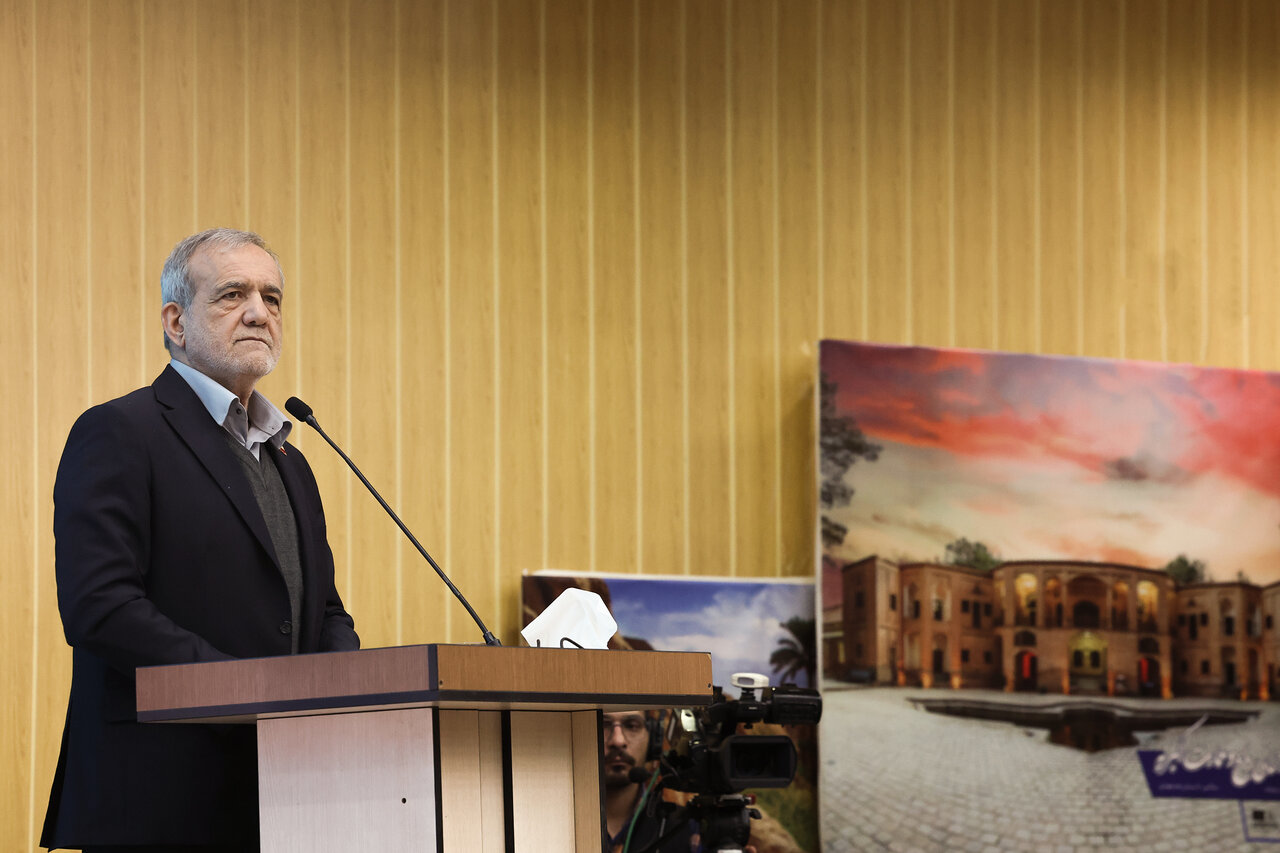 آلرژی آقای رئیس جمهور به گل‌های نرگس / حواشی سفر پزشکیان به بیرجند + تصاویر