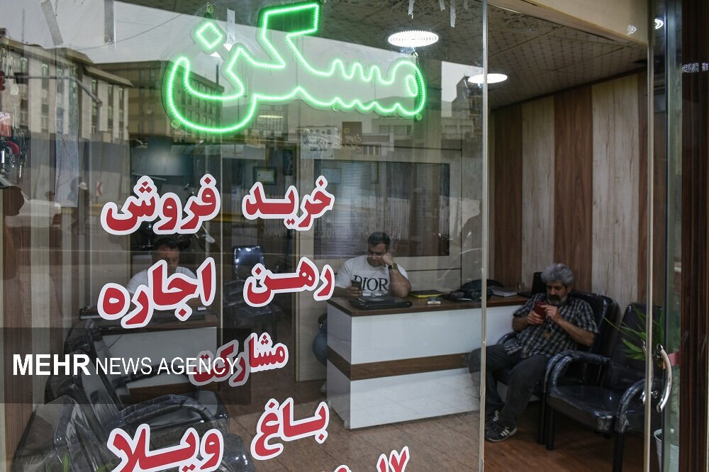 نوسانات ارزی، چالشهای جدیدی برای بازار مسکن به همراه دارد؛ آرزوی خرید خانه فاصله بیشتری میگیرد. نوسانات ارزی، چالشهای جدیدی برای بازار مسکن به همراه دارد؛ آرزوی خرید خانه فاصله بیشتری میگیرد.