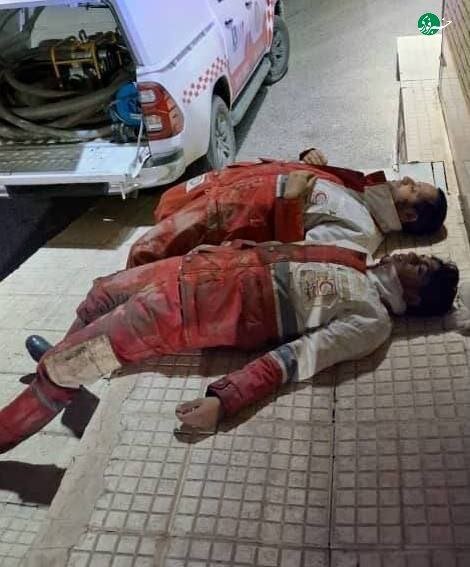 عکس | غش کردن از خستگی روی پیادهرو؛ تصویری معنادار از امدادگران پس از ۱۰ ساعت عملیات بدون وقفه در جریان امدادرسانی به مناطق سیلزده کرمان