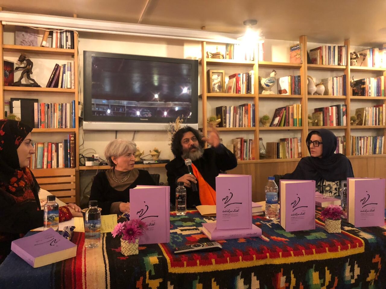 در جدیدترین اظهارات سودابه سالم، اشاره شد که عاشورپور و نوری در صحبتهای خود هیچ اشارهای به فهیمه اکبر نکردند. در همین حال، سایه اقتصادینیا انتقادات خود را نسبت به موزه رشت مطرح کرد. همچنین، عبدالجواد موسوی عنوان کرد که اثر اخیر او به بررسی جامعهشناسی زنان ایرانی میپردازد. در جدیدترین اظهارات سودابه سالم، اشاره شد که عاشورپور و نوری در صحبتهای خود هیچ اشارهای به فهیمه اکبر نکردند. در همین حال، سایه اقتصادینیا انتقادات خود را نسبت به موزه رشت مطرح کرد. همچنین، عبدالجواد موسوی عنوان کرد که اثر اخیر او به بررسی جامعهشناسی زنان ایرانی میپردازد.