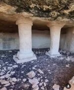 تنها گور دخمه تنگ دز اندیکا ، اثر ملی ثبت‌شده اشکانی، امروز آغل گوسفندان و تخته‌سیاه وندال‌هاست