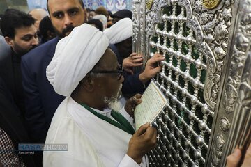 تصاویری از حضور رهبر شیعیان نیجریه در حرم حضرت معصومه(س)/ زیارت خوانی شیخ کنار ضریح