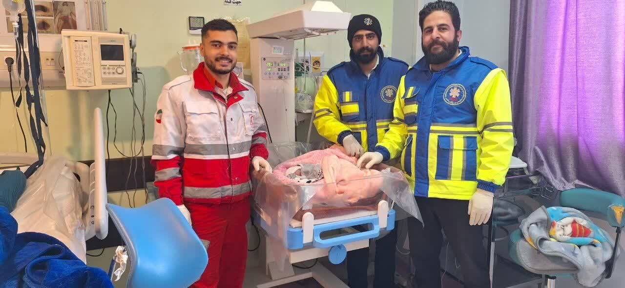 نجات مادر و نوزاد در مسیرهای مسدود روستای دهنو انجام شد. به گزارش خبرنگاران، در شرایط بحرانی و با وجود بسته بودن راهها، نیروهای امدادی موفق شدند این مادر و نوزاد را از خطر خارج کنند. عملیات نجات در میان دشواریهای جغرافیایی صورت گرفت و تلاشهای داوطلبانه نقش بسزایی در این موفقیت داشت. نجات مادر و نوزاد در مسیرهای مسدود روستای دهنو انجام شد. به گزارش خبرنگاران، در شرایط بحرانی و با وجود بسته بودن راهها، نیروهای امدادی موفق شدند این مادر و نوزاد را از خطر خارج کنند. عملیات نجات در میان دشواریهای جغرافیایی صورت گرفت و تلاشهای داوطلبانه نقش بسزایی در این موفقیت داشت.