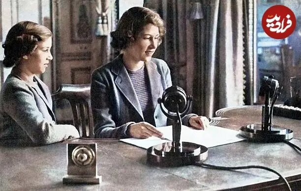 عکس/ ملکه الیزابت دوم ۲۱ ساله و خواهرش پشت میکروفون؛ سال ۱۳۲۵