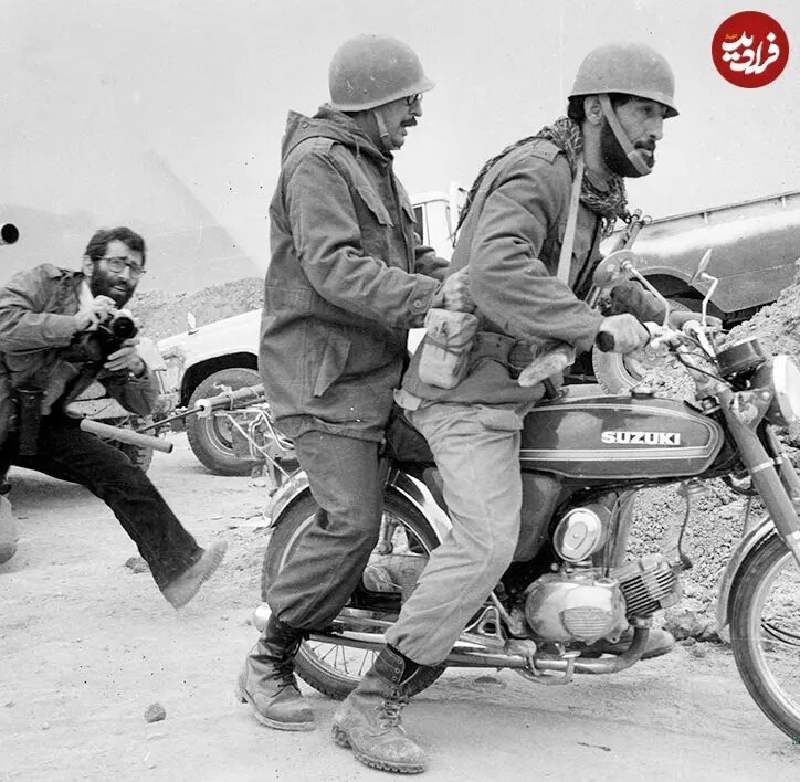 عکس/ بنی‌صدر با لباس نظامی و سوار بر موتور در جبهه؛ سال ۵۹