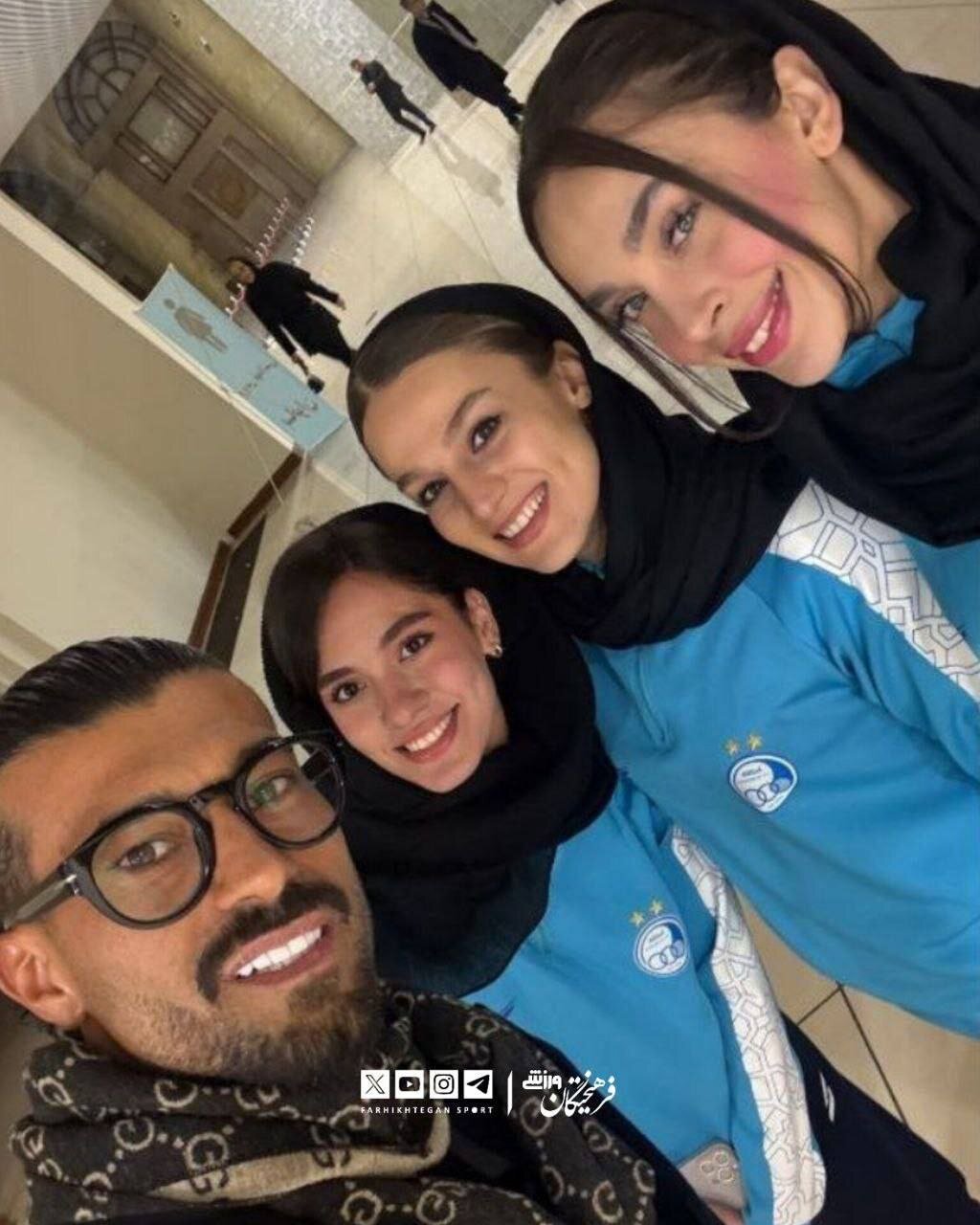 عکس| سلفی رامین با دختران استقلالی