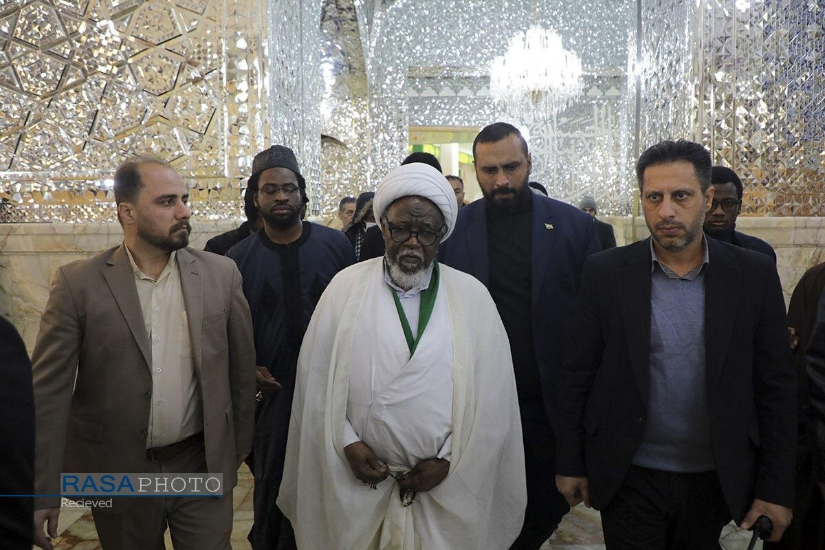 تصاویری از حضور رهبر شیعیان نیجریه در حرم حضرت معصومه(س)/ زیارت خوانی شیخ کنار ضریح