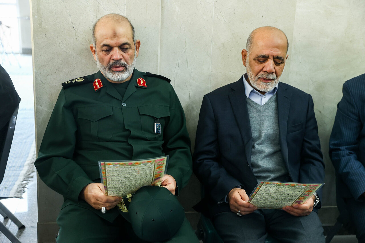 تصاویری از حضور مقامات در مراسم ختم آیت‌الله سیدمحمد شاهچراغی/ نشستن وزیر اطلاعات بین دو سردار عالیرتبه سپاه/ ظاهر زمستانی فرمانده کل سپاه