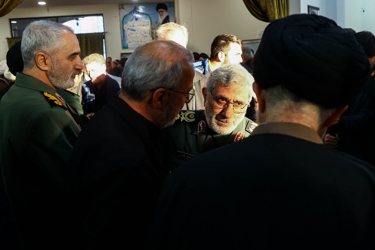 تصاویری از حضور مقامات در مراسم ختم آیتالله سیدمحمد شاهچراغی/ نشستن وزیر اطلاعات بین دو سردار عالیرتبه سپاه/ ظاهر زمستانی فرمانده کل سپاه