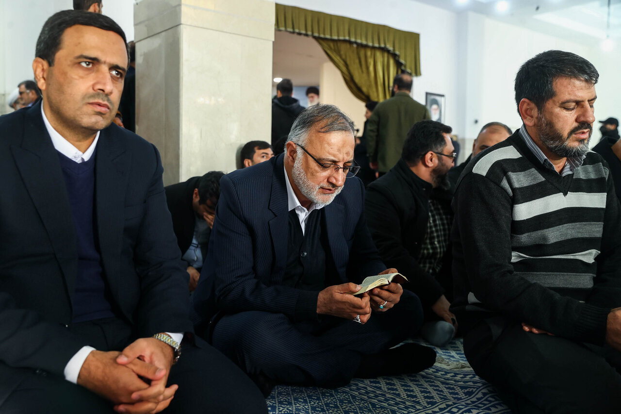 تصاویری از حضور مقامات در مراسم ختم آیتالله سیدمحمد شاهچراغی/ نشستن وزیر اطلاعات بین دو سردار عالیرتبه سپاه/ ظاهر زمستانی فرمانده کل سپاه