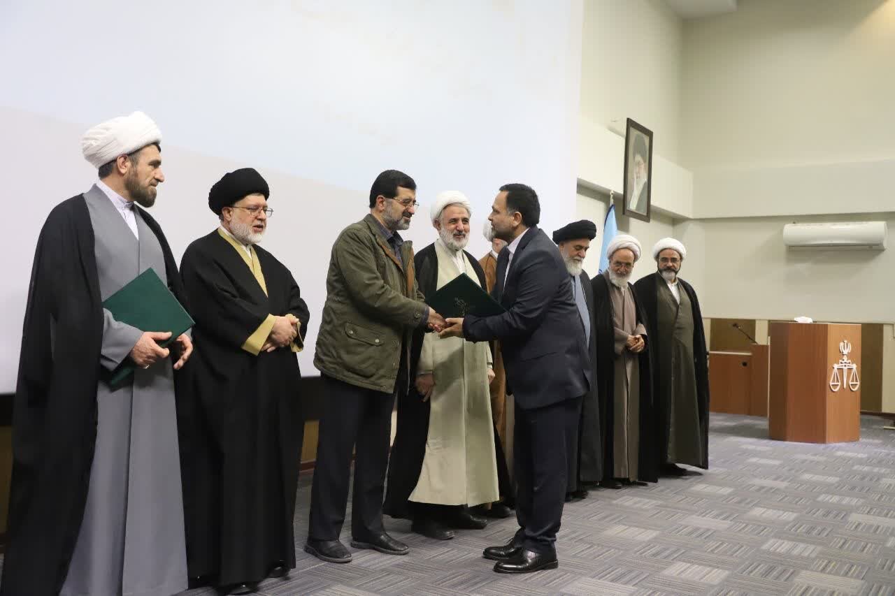 همکاری میان قوه قضائیه و دولت، موجب تقویت امنیت پایدار در شهر قم شده است. همکاری میان قوه قضائیه و دولت، موجب تقویت امنیت پایدار در شهر قم شده است.