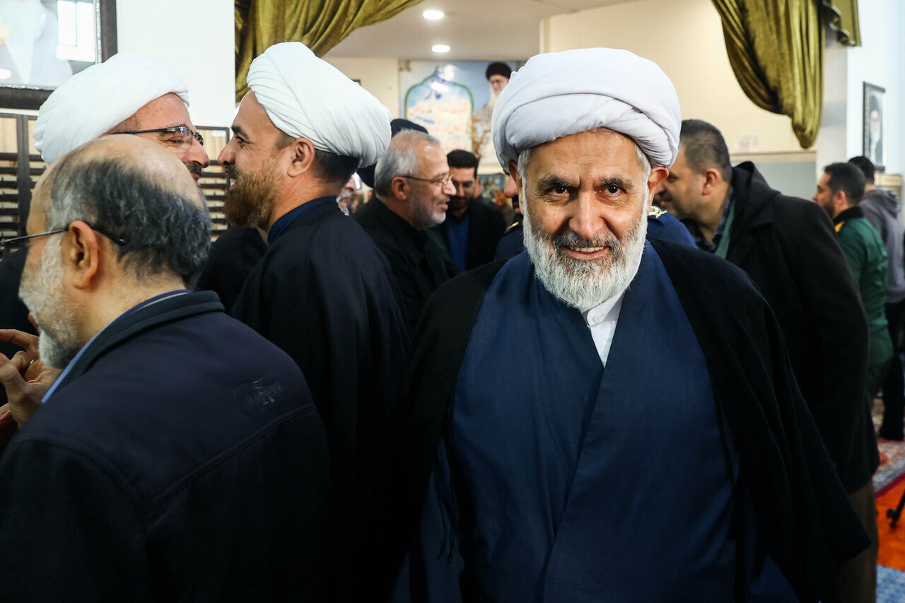 تصاویری از حضور مقامات در مراسم ختم آیتالله سیدمحمد شاهچراغی/ نشستن وزیر اطلاعات بین دو سردار عالیرتبه سپاه/ ظاهر زمستانی فرمانده کل سپاه