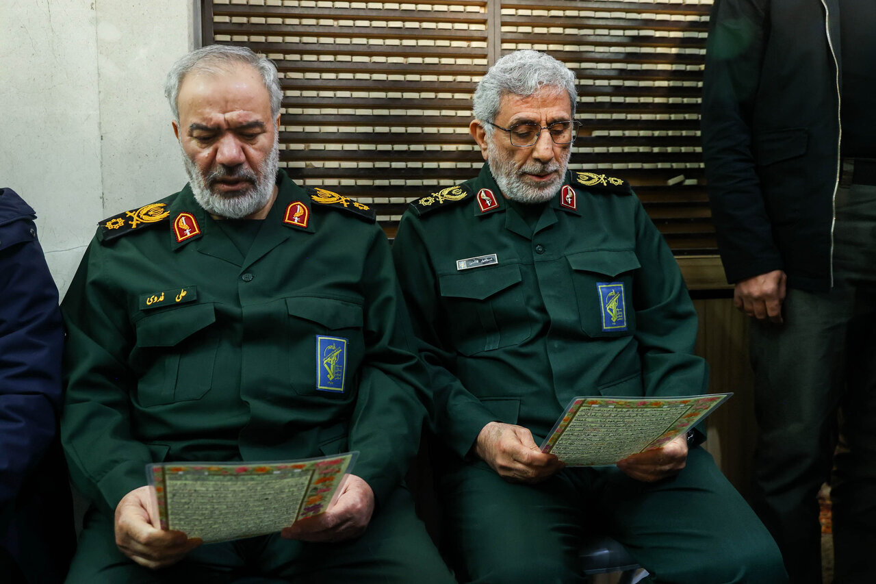 تصاویری از حضور مقامات در مراسم ختم آیتالله سیدمحمد شاهچراغی/ نشستن وزیر اطلاعات بین دو سردار عالیرتبه سپاه/ ظاهر زمستانی فرمانده کل سپاه