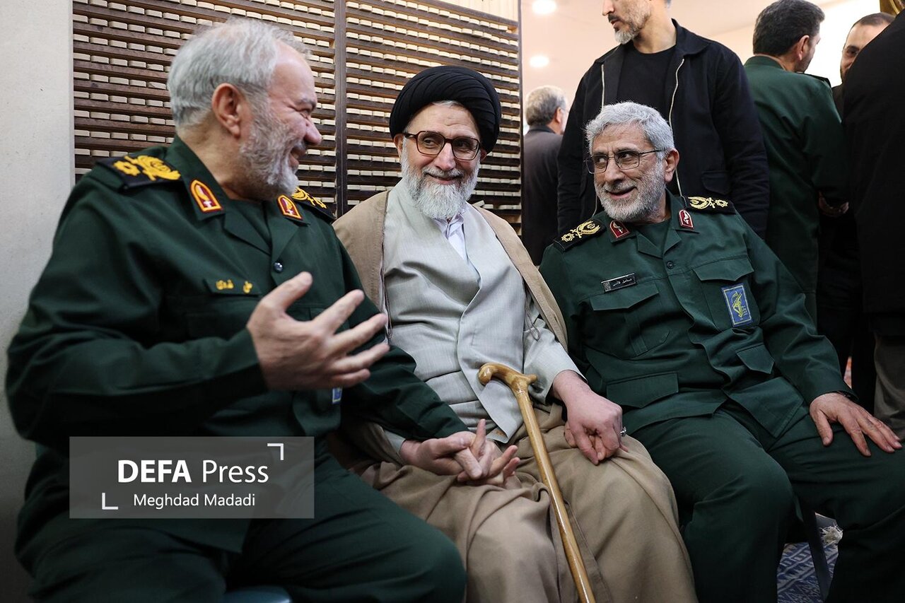 تصاویری از حضور مقامات در مراسم ختم آیتالله سیدمحمد شاهچراغی/ نشستن وزیر اطلاعات بین دو سردار عالیرتبه سپاه/ ظاهر زمستانی فرمانده کل سپاه