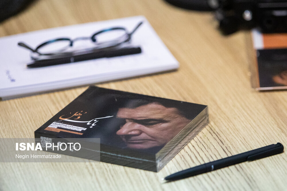 مراسم رونمایی از آلبومهای جدید خسرو آواز با حضور چهرههای معروف از جمله عادل فردوسیپور و سروش صحت برگزار شد. این رویداد جذاب روز گذشته با استقبال هنرمندان و علاقهمندان به موسیقی همراه بود. مراسم رونمایی از آلبومهای جدید خسرو آواز با حضور چهرههای معروف از جمله عادل فردوسیپور و سروش صحت برگزار شد. این رویداد جذاب روز گذشته با استقبال هنرمندان و علاقهمندان به موسیقی همراه بود.